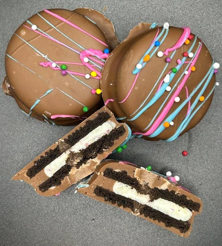 Norm & Lenore - Milk Chocolate Coated Birthday Cake Oreo